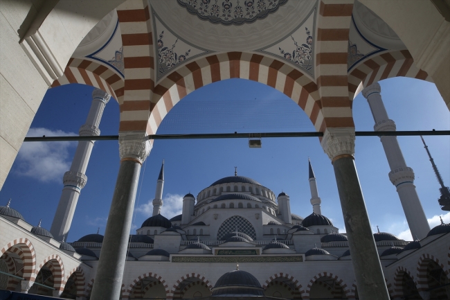 Çamlıca Camii'nin özel tasarım halıları serilmeye başlandı